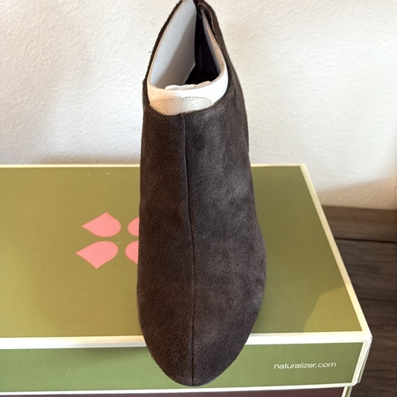 NIB [Naturalizer] Ella Dark Brown Taupe Suede Side Zip Wedge Heel Shoes Womens 9 - Picture 3 of 11